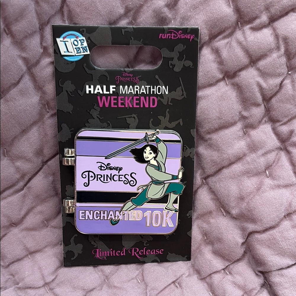 runDisney 2019 Princess Marathon Weekend Collectir Pin w Mulan